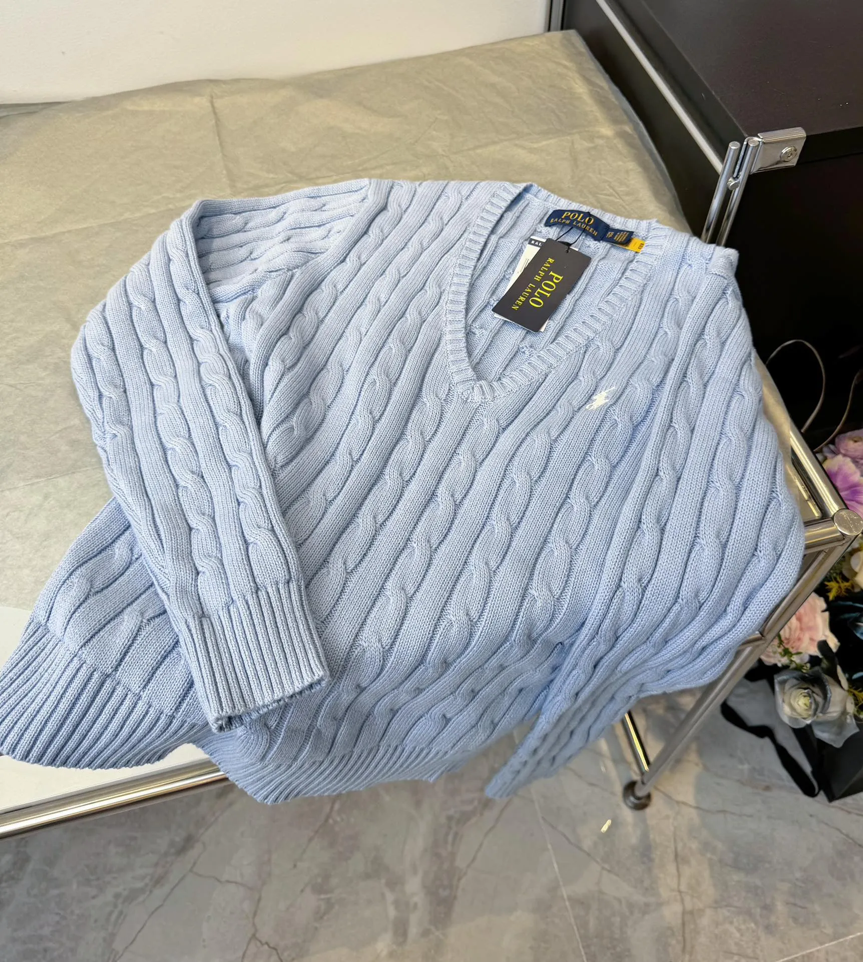 🅿️220 Style number: L04 (sky blue) Ralph Lauren RL classic war horse logo embroidered cable pattern twist button V-neck knitted sweater on the chest, same style for men and women, 9 colors Colors: Beige, navy, black, chick yellow, sky blue, khaki, red, gray, purple Size: XSSML M Shoulder Width 36 Clothes Length 58 Bust 44 L Shoulder Width 37 Clothes Length 60 Bust 46 Soft and glutinous🧶🫶The style is a very classic cable sweater American retro college style Perfect hand comfort. It is a must-have item for spring, autumn and winter wardrobes. It looks great when worn alone or layered as an inner wear. High-density LOGO embroidery on the chest, and original customization of tag accessories. Made of pure cotton yarn �� blended with wool, pure cotton is skin-friendly and comfortable, small label war horse embroidered twist turtleneck sweater 🐎 high quality. Follow the blogger to learn how to wear it! Let’s get a Ralph Lauren cable sweater. It’s a super hard-to-find series after it became popular. It’s hard to find one on the official website. It’s simple and practical to wear, with a lazy and loose feel. The thickened fabric has a more texture, soft and delicate feel, and a loose fit. Whether worn alone or layered, you can wear different styles of fashion with just one piece. ⚠️Contains wool products🦙 Pay attention to the washing method to avoid shrinkage